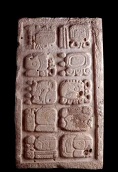 Førkolumbisk kunst, mayasivilisasjonen, klassisk periode: fragment av en trapp med glyfer i lavt relieff. Mål 35,5 x 61 cm. Guatemala, Nasjonalmuseet for arkeologi og etnologi