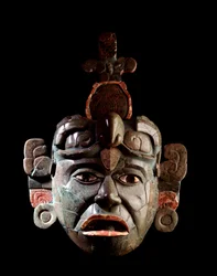 Førkolumbisk kunst, mayasivilisasjonen, klassisk periode: gravmaske av jadeitt og skjell. Fra Tikal, Petén, Guatemala. Mål: 34,5 x bredde 25,9 cm. Guatemala, Det nasjonale museet for arkeologi og etnologi