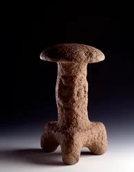 Førkolumbisk kunst, mayasivilisasjonen, klassisk periode: steinskulptur i form av en trefotet sopp. Fra Chimaltenango, Guatemala. Mål: 31,3 x bredde 18 cm. Guatemala, Museo Nazionale di Archeologia e Etnologia