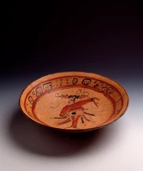 Førkolumbisk kunst, mayasivilisasjonen, klassisk periode: trefotet vase i malt leire. Fra Petén, Guatemala. Mål: h. 7,7 x diam. 35,2 cm. Guatemala by, Museo Nazionale di Archeologia e Etnologia