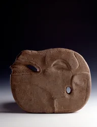 Førkolumbisk kunst, mayasivilisasjonen, klassisk periode: zoomorf øks i utskåret stein som forestiller hodet til en hjort. Mål 26,5 x bredde 19,5 cm. Guatemala, Museo Nacional de Arqueología y Etnología
