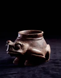 Førkolumbisk kunst, mayasivilisasjonen, terminalklassisk periode: zoomorf leirvase formet som en frosk (eller skilpadde). Fra La Lagunita, Quiché, Guatemala. Høyde 11 x diameter 8,5 cm. Guatemala, Nasjonalmuseet for arkeologi og etnologi
