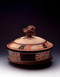 Førkolumbisk kunst, mayasivilisasjonen, tidlig klassisk periode: leirvase med lokk dekorert med et jaguarhode. Fra Tikal, Guatemala. Mål: høyde 26,5 x bredde 31 cm. Guatemala, Museo Nacional de Arqueología y Etnología
