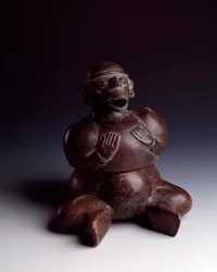 Førkolumbisk kunst, mayasivilisasjonen, tidlig periode: antropomorf leirvase som forestiller en sittende mann med hendene på brystet, iført en apemaske med åpen munn. Fra Uaxactún, Guatemala. Mål: h. 22,5 x b. 19 cm. Guatemala, Nasjonalmuseet for