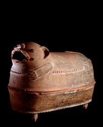 Førkolumbisk kunst, mayasivilisasjonen, senklassisk periode: firfotet gravurne i leire med jaguarformet lokk. Fra Nebaj, Guatemala. Mål: h. 52 x bredde 70 cm. Guatemala, Museo Nazionale di Archeologia e Etnologia