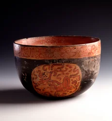 Førkolumbisk kunst, mayasivilisasjonen, senklassisk periode: skål av polykrom leire dekorert med glyfer. Fra Uaxactún, Quiché, Guatemala. Mål: h. 12,5 x diam. 18,5 cm. Guatemala, Nasjonalmuseet for arkeologi og etnologi