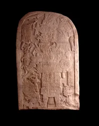 Førkolumbisk kunst, mayasivilisasjonen, senklassisk periode: steinstele fra Machaquilá, Petén, Guatemala. Guatemala, Nasjonalmuseet for arkeologi og etnologi