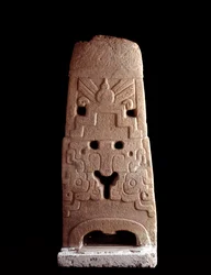 Førkolumbisk kunst, mayasivilisasjonen, førklassisk periode: stele i stein dekorert med den stiliserte masken til en guddom. 600-1100 e.Kr., fra Sacatepéquez, Guatemala. Høyde 103 cm. Guatemala by, Museo Nacional de Arqueología y Etnología