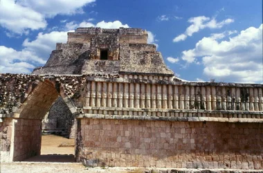 The House of the Birds med The Pyramid of the Magician bak, Late Classic Maya, ca. 700-900 e.Kr. (bilde)
