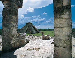 Krigernes tempel og Kukulkán-pyramiden (eller Slottet) i Chichén Itzá (Yucatán, Mexico). Førkolumbisk arkitektur, mayansk postklassisk kunst (1100-tallet).