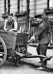 En gassmontør, London, 1926-1927.