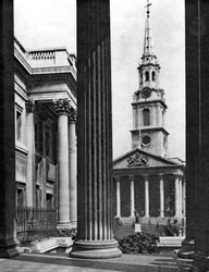 St Martin-in-the-Fields sett mellom kolonnene til National Gallery, London, 1926-1927.