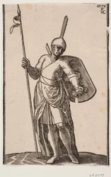Stående soldat, sett forfra; hodeplagg med høy, tynn topp; i r. hånd et spyd, på l. arm et skjold, sett fra innsiden