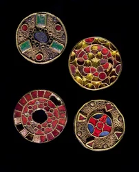 Middelalderens arkeologi. Gallisk barbarisk kunst: fibler, fra latin fibula, som betyr feste, i gull- og sølvfiligranarbeid, polykrom stil. Frankrike, merovingertiden, 6.-7. århundre. Strasbourg, Musée d