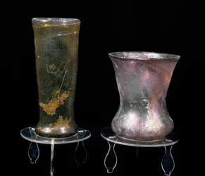 Barbarisk sivilisasjon: glassbegre fra merovingertiden. 6.-7. århundre. Strasbourg, Arkeologisk museum i Palais Rohan