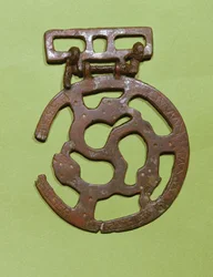 Beltedekorasjon funnet i Saint-Denis, Frankrike (metall)