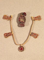 Ørneformet brosje og et halskjede, 4.-6. århundre (gull og cloisonne-emalje)