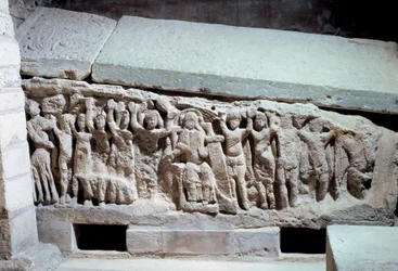 Merovingisk kunst: basrelieffer fra Agilberts grav (700-tallet), biskop av Paris. Gravmonument i stein. Klosteret Jouarre (Seine-et-Marne)