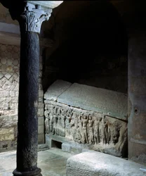 Merovingisk kunst: Agilberts grav (7. århundre), biskop av Paris. Gravmonument i stein. Klosteret Jouarre (Seine-et-Marne).