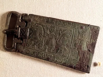 Merovingisk kunst: beltespenne av bronse fra det burgundiske kongeriket (barbarisk folk), som forestiller Daniel i løvehulen. 550-626. Fra Franche-Comté. Det nasjonale arkeologiske museum, Saint-Germain-en-Laye