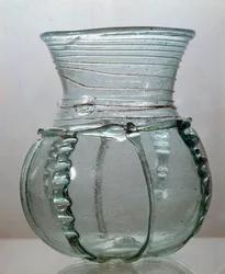 Merovingisk kunst: glass fra Charmoy. Gallia, 500-tallet. Det nasjonale arkeologiske museet i Saint-Germain-en-Laye