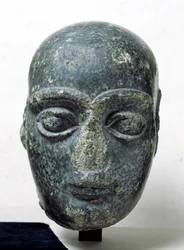 Hodet til en mann, kjent som Gudea med et barbert hode, fra Telloh (Ancient Girsu) Neo-Sumerian, ca. 2120 f.Kr. (dioritt)