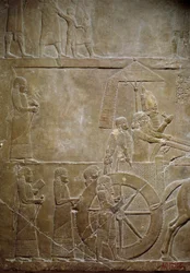 Mesopotamia: Elams kampanje: Assurbanipal på tanken sin og elamitter-fanger. Lavt relieff i albaster fra palasset til kong Assurbanipal (eller Ashurbanipal) (668-627 f.Kr.). 645 f.Kr. Fra Nineve. Paris, Louvre-museet