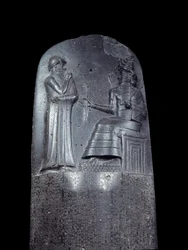 Mesopotamia: stele i dioritt av lovkodeksen til Hammurabi (eller Hammourabi). Den er dekket med kileskriftinskripsjoner og på toppen står kong Hammurabi foran solguden i Mesopotamia, Shamash, rettferdighetens guddommelige. Det er et av de eldste stykkene o