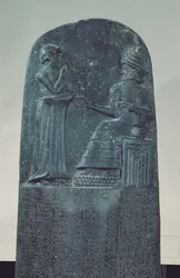 Reliefffigur av solguden Shamash som dikterer lovene hans til kong Hammurabi på hans berømte lovkode, gammel babylonsk periode, 1760 f.Kr. (basalt)