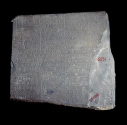 Mesopotamia: kalksteinstele med inskripsjoner på akkadisk til minne om arbeidet som ble gjort til ære for guden Inshushinak. 2100 f.Kr. Paris, Louvre-museet