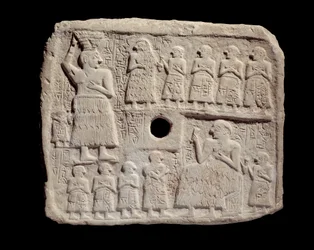 Mesopotamia: lavt relieff i kalkstein av Ur-Nanshe, konge av Lagash. Sumerisk periode. Fra Tello, Paris, Musée du Louvre - Minnesrelieff for byggingen av en religiøs bygning ved Ur-Nanshe, konge av Lagash