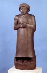 Mesopotamia: statue i dioritt uten innskrift av Gudea, guvernør i byen Lagash. Omkring 2150 f.Kr. Ny-sumerisk periode (ca. 2150-2000 f.Kr.). Mål 1,07 x 1,36 m. Paris, Louvre-museet