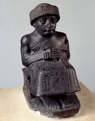 Mesopotamia: statue av guden Ningishzida som fremstiller Gudea sittende, fyrste av Lagash. Nysumerisk periode (ca. 2150-2000 f.Kr.). Paris, Louvre-museet
