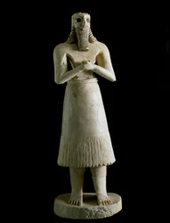 Mesopotamisk kunst: figur av en skjegget mann (eller guden Abu). Skulptur i gips, bitumen og skall, 3. årtusen f.Kr. Fra Tell Asmar (Eshnunna i Mesopotamia). Mål: 72 cm. Museet i Bagdad, Irak