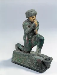 Mesopotamia: Statuett i sølv, bronse og gull av knelende tilbeder, ex-voto dedikert til guden Amurru for livet til Hammurabi. 1800 f.Kr. Fra Larsa-siden. Paris, Louvre-museet