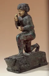Mesopotamia: Statuett i sølv, bronse og gull av knelende tilbeder, ex-voto dedikert til guden Amurru for livet til Hammurabi. 1800 f.Kr. Fra Larsa-siden. Paris, Louvre-museet
