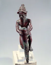 Mesopotamia: kobberfundamentfigur som viser en gud som skyver en spiker. Omtrent 2150 f.Kr. Fra Tello. Paris, Louvre-museet