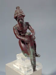 Mesopotamia: kobberfundamentfigur som viser guden som skyver en spiker. Omtrent 2150 f.Kr. Fra Tello. Paris, Louvre-museet