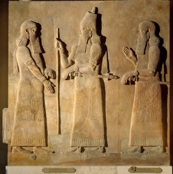 Orientalske oldtidsminner: detalj av et alabastrelieff som viser Sargon II som gir ordre til en høytstående embetsmann, fra Sargon IIs palass i Dur Sharrukin, konge av Assyria, i Khorsabad (Mesopotamia), Irak. 722-705 f.Kr. Paris, Louvre-museet.