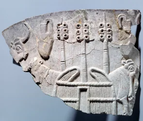 Mesopotamia: relieffstallscene på et fragment av vase skåret i stil med Uruk. Region Sumer. 3300 f.Kr. Paris, Louvre-museet