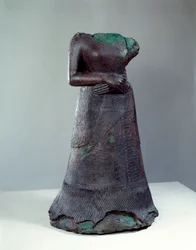 Elamittisk sivilisasjon: Bronsestatue av dronning Napir Asu med elamittisk innskrift. 1250 f.Kr. Fra funnstedet Susa, Iran. H 1,29 x 0,73 m. Paris, Musée du Louvre