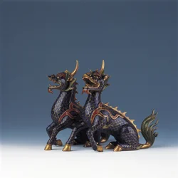 Et par sittende qilin (cloisonne-emalje og forgylt bronse)