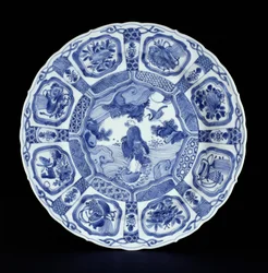 Blått og hvitt kraakfat malt med Li Tieguai som krysser havet på en dobbel kalebass, Wanli-periode, 1594-1610 (porselen)