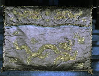 Silkestoff med gullmotiver som viser drager, Ming-perioden (1368 - 1644).
