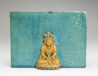 Flis med figur av Buddha Amitabha (keramikk)