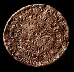 Phaistos-disken (Phaistos-skiven, Phaestos-disken) (minoisk kunst - 1700 - 1600 f.Kr.) dekket med hieroglyfer.