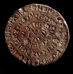 Faistos-disken (Faistos-disk) (minoisk kunst - 1700 - 1600 f.Kr.), dekket med hieroglyfer.