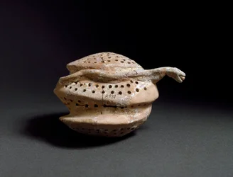 Art egeen: keramikkvase i form av honeycomb og slange. Fra Cnossos (Knossos). 1700-1450 f.Kr. Heraklion, arkeologisk museum