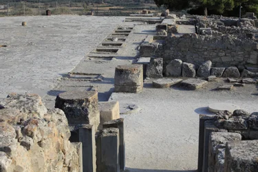 Det minoiske arkeologiske stedet Phaistos. Generell utsikt over vestfløyens helligdommer langs den sentrale domstolen fra nordfløyen. Det var to typer helligdom: "Benkhelligdom" og "Lutralbasseng". "" Bench Shrine"" var et lite og rektangulært rom med lavt