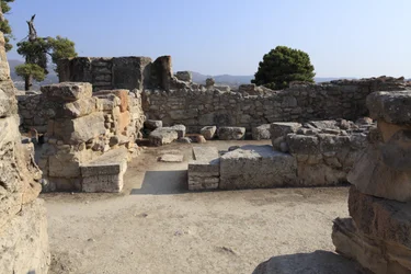 Det minoiske arkeologiske stedet Phaistos. Utsikt over en "" Bench-helligdom"" av vestfløyen. "" Bench Shrine"" var et lite og rektangulært rom med lave benker som løp rundt veggene for å støtte kultobjekter og figurer av guddommen. På noen av dem var f